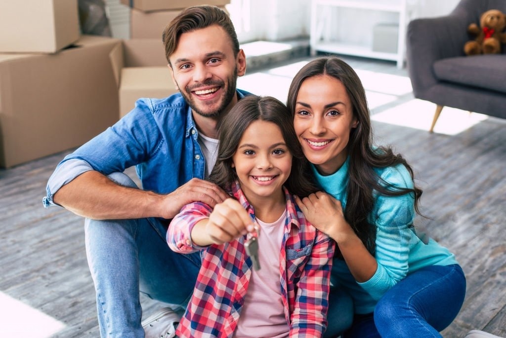 Familia feliz com chaves de casa