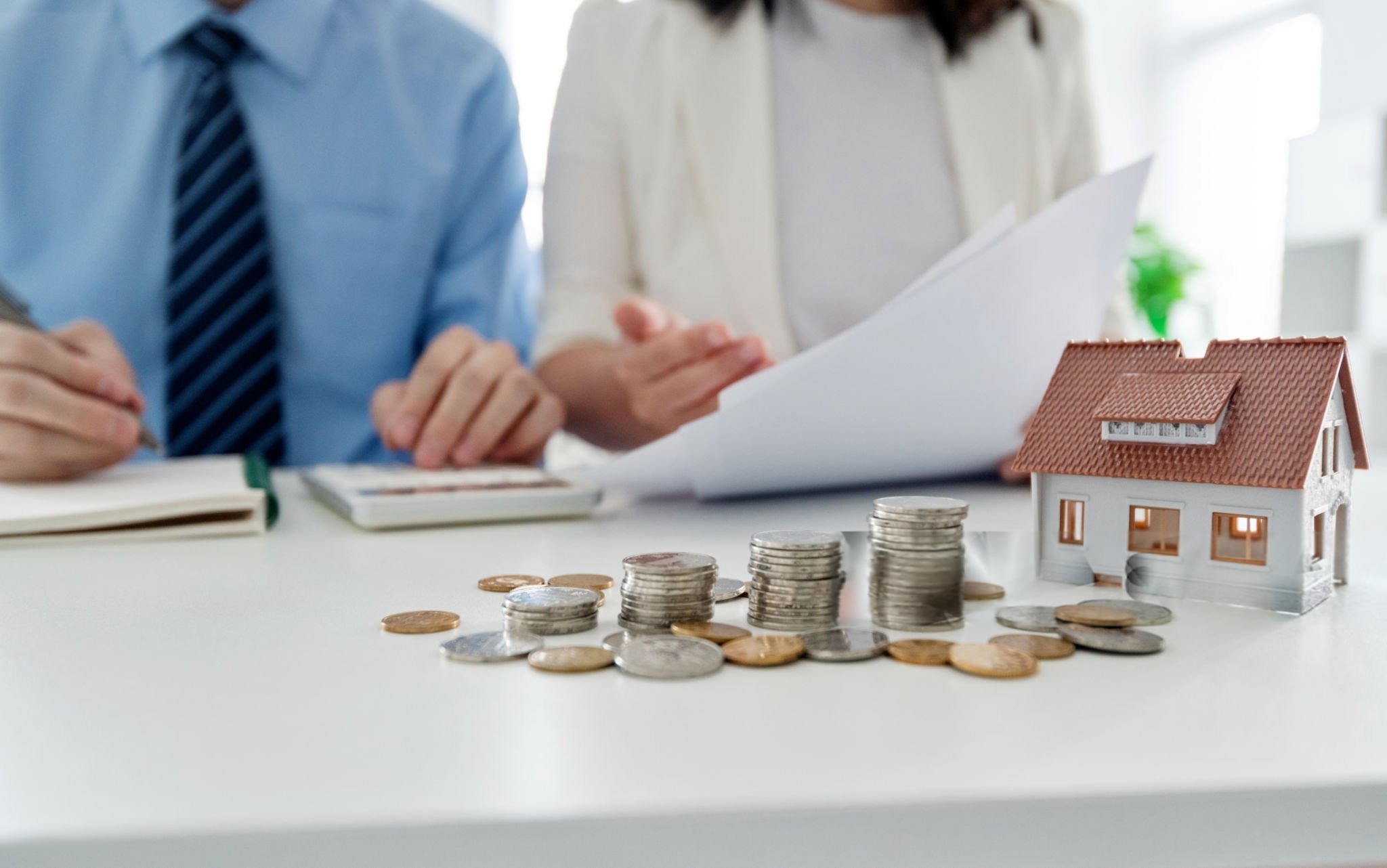 Mulher verificando saldo FGTS